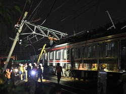 23 Perjalanan KA Terlambat Akibat Tiang LAA Miring di Lintas Bekasi