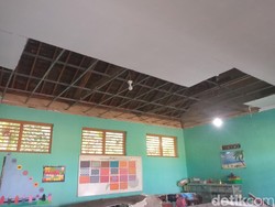 Plafon SDN Kalijambe Sragen Ambrol Timpa 3 Siswa