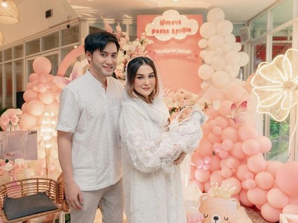 7 Potret Momen Aqiqah Putri Pertama Kevin Aprilio dan Vicy Melanie, Dekorasinya Indah