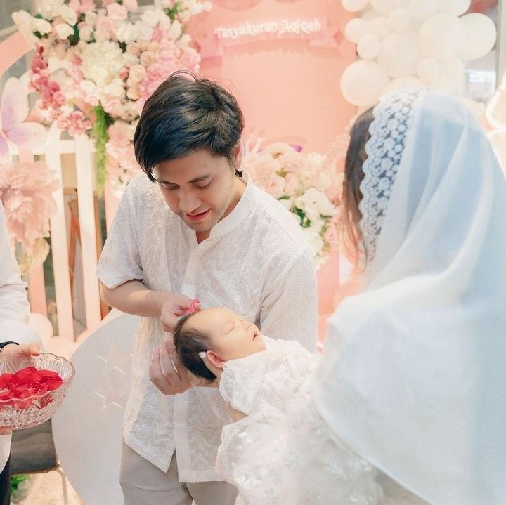 <p>Selama acara berlangsung, Kimova terlihat sangat tenang dan tidak rewel, lho. Bahkan ia tampak tertidur ketika rambutnya digunting. (Foto: Instagram: @vicymelanie)</p>