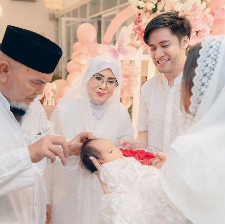 <p>Banyak netizen yang dibuat gemas dengan sosok Kimova selama acara aqiqah, nih. Mereka pun mendoakan agar Kimova tumbuh menjadi anak yang sehat dan salihah. (Foto: Instagram: @vicymelanie)</p>
