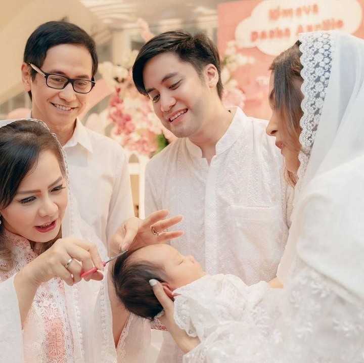 <p>Kimova dan kedua orang tuanya kompak mengenakan pakaian serba putih. Selain itu, turut hadir pula kakek dan neneknya, Addie MS dan Memes yang juga mengenakan pakaian warna senada. (Foto: Instagram: @vicymelanie)</p>