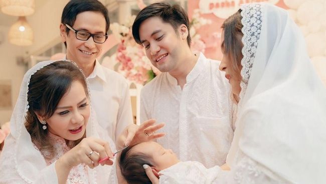 Terpopuler: Potret Momen Aqiqah Putri Pertama Kevin Aprilio dan Vicy Melanie