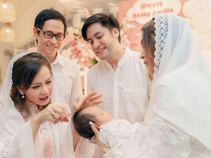 Terpopuler: Potret Momen Aqiqah Putri Pertama Kevin Aprilio dan Vicy Melanie