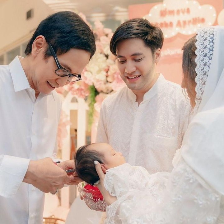 <p>"Semoga menjadi anak yang salihah, cantik lahir batin ya Kim. Tetap jadi kebanggaan orang tua," doa seorang netizen. "Ya Allah ya Allah, barakallah untuk hambaMu ini, gemas banget sih. Banyak yang sayang ya, Nak," kata netizen lainnya. (Foto: Instagram: @vicymelanie)</p>