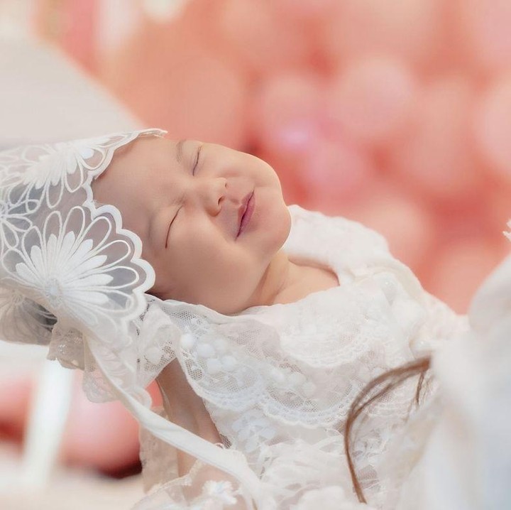 <p>Kevin Aprilio dan Vicy Melanie baru saja melangsungkan acara aqiqah untuk putri pertamanya, Kimova Dasha Aprilio. Acara ini digelar dengan sangat khusyuk dan dihadiri oleh orang-orang terdekat, Bunda. (Foto: Instagram: @vicymelanie)</p>