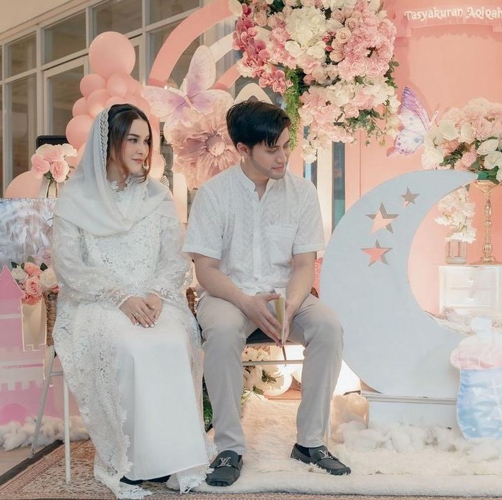 <p>Hal yang tidak kalah menarik perhatian adalah dekorasi aqiqah Kimova nih, Bunda. Tidak hanya <em>backdrop</em> cantik dengan hiasan bunga, terdapat pula hiasan balon warna putih dan merah muda. "Tasyakuran aqiqah @kimovadashaaprilio," tulis Vicy pada laman Instagram-nya. (Foto: Instagram: @vicymelanie)</p>