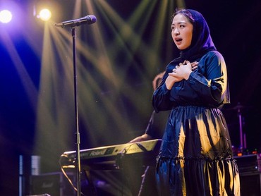 img-title Profil dan Agama Bernadya Penyanyi Indie yang Pakai Hijab Saat Manggung di Aceh