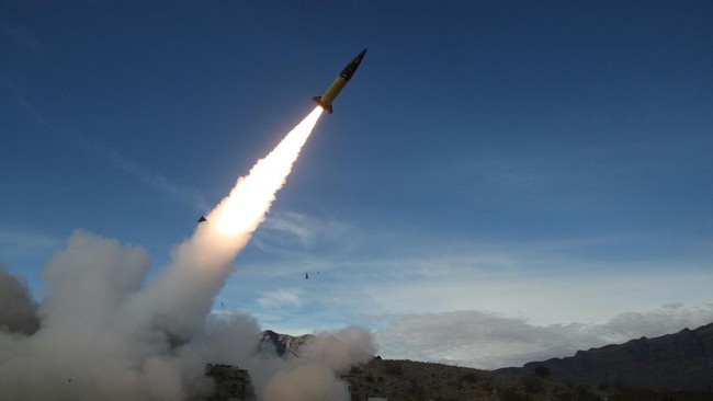 Ukraina melancarkan serangan besar-besaran dengan drone dan rudal ke wilayah Rusia pada Senin (13/1) malam waktu setempat.