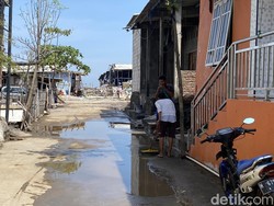 Tanggul Laut Rembes Bikin Permukiman Tambakrejo Semarang Terendam