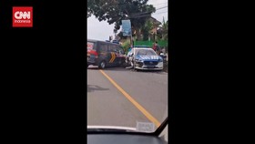 VIDEO: ODGJ Ngamuk, 2 Mobil Polisi Tabrakan di Pandeglang Banten
