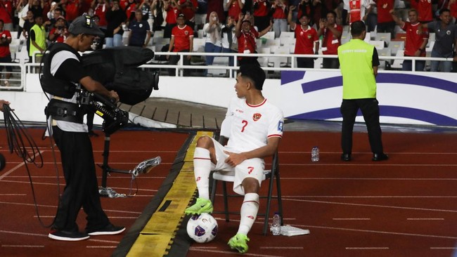 Bintang Timnas Indonesia Marselino Ferdinan memamerkan foto epik saat selebrasi gol dengan pose duduk santai usai menjebol gawang Arab Saudi.