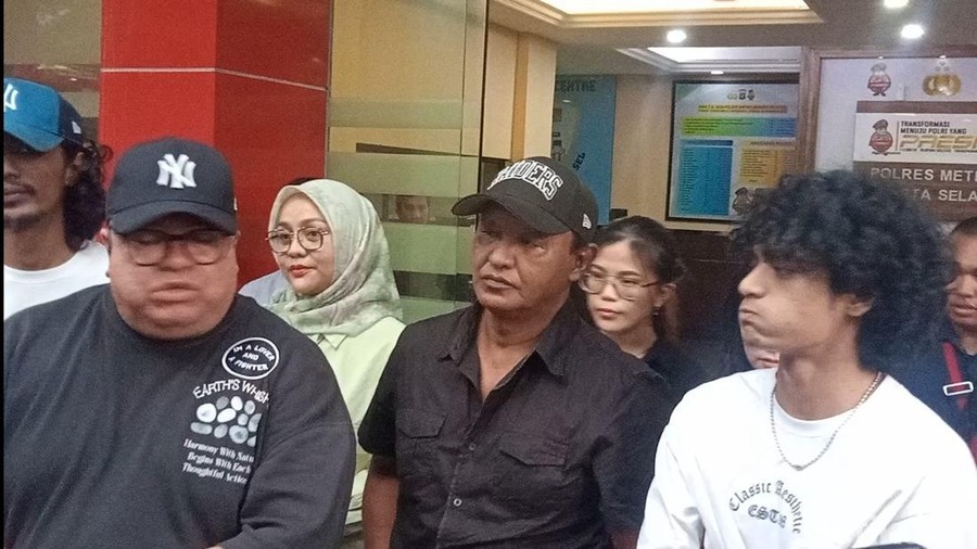 Vadel Badjideh dampingi ayah jalani pemeriksaan di Polres Jakarta Selatan.