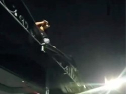 Viral Maling Motor Naik Atap Rumah Warga di Jaktim Berujung Dikeroyok