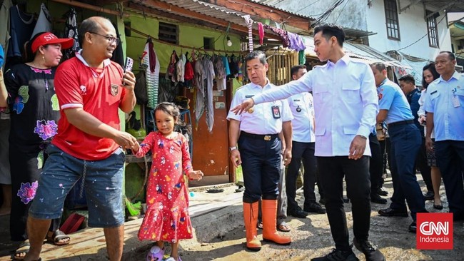 Wakil Presiden RI Gibran Rakabuming Raka mengunjungi perkampungan di Muara Angke, Jakarta Utara nan terdampak banjir rob.