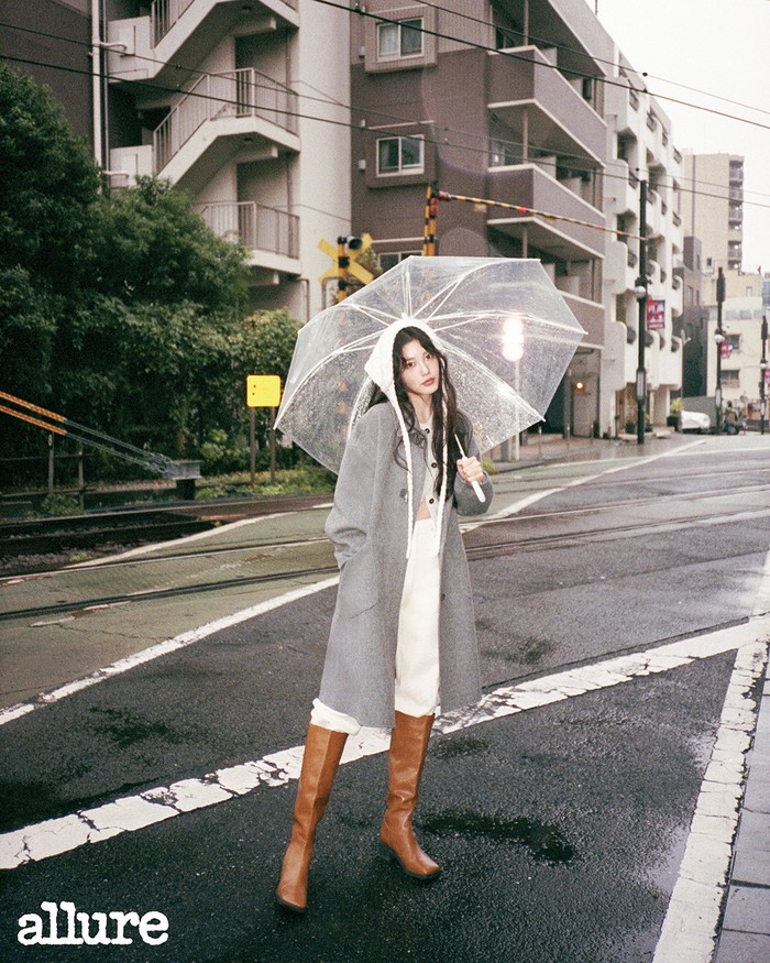 Dalam koleksi O’2nd, Shin Ye Eun tampil anggun dan stylish. Ia mengenakan mantel kasmir, kardigan, celana cream, serta syal di kepalanya yang menambah kesan feminin. Sepatu bot panjang dari Rekken melengkapi penampilannya yang chic. / Foto: Allure Korea