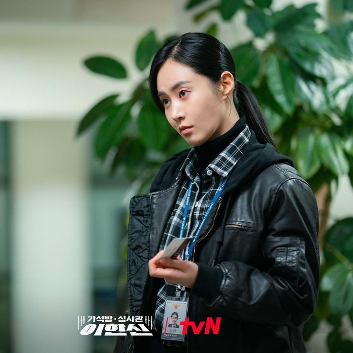 Di proyek comeback kali ini, member SNSD tersebut kembali berperan sebagai detektif andal di Unit Kejahatan Kekerasan bernama Ahn Seo Yun. Mengingat di drama sebelumnya, Good Job (2022), ia juga menjadi seorang detektif./ Foto: instagram.com/tvn_drama