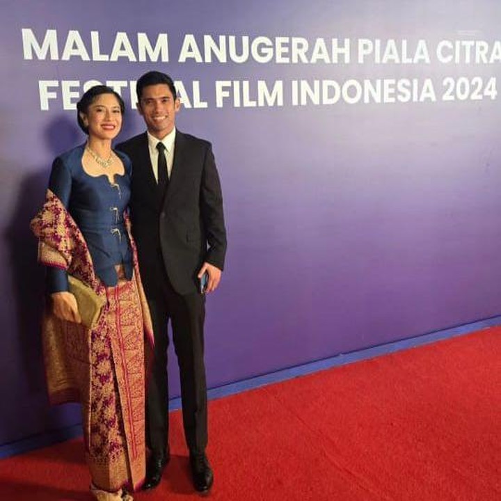 <p>Dengan balutan busana berwarna biru dongker yang dilengkapi kain batik merah, Dian terlihat menggandeng sang suami tercinta saat melewati <em>red carpet</em> acara tersebut. Momen itu diketahui langsung melalui beberapa potret yang dibagikan Dian di Instagram Story-nya. (Foto: Instagram@therealdisastr)</p>