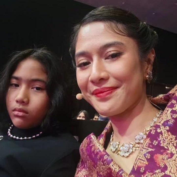 <p>Saat acara berlangsung, Dian mencuri waktu untuk mengabadikan momen berdua bersama sang putri yang tampil memesona mengenakan busana berwarna hitam, Bunda. (Foto: Instagram@therealdisastr)</p>