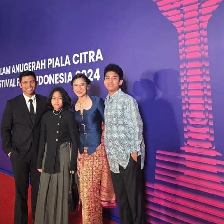 <p>Pemeran utama <em>Gadis Kretek</em> ini juga mengajak kedua anaknya yang telah remaja. Mereka adalah Shailendra Naryama Sastraguna Sutowo dan Ishana Ariandra Nariratana Sutowo. (Foto: Instagram@therealdisastr)</p>