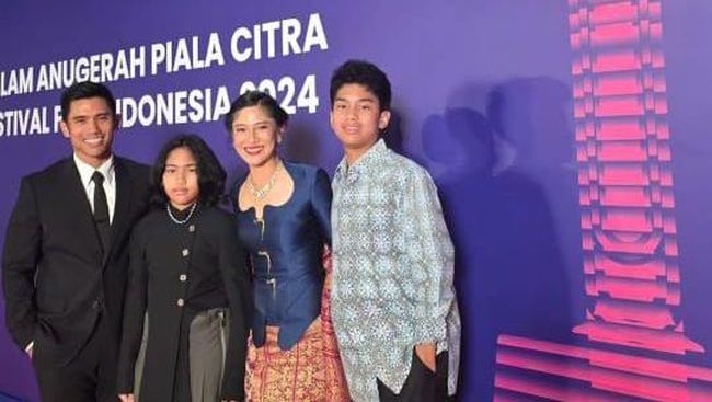 5 Potret Dian Sastro Hadiri Pergelaran Piala Citra Bersama Suami dan Kedua Anak