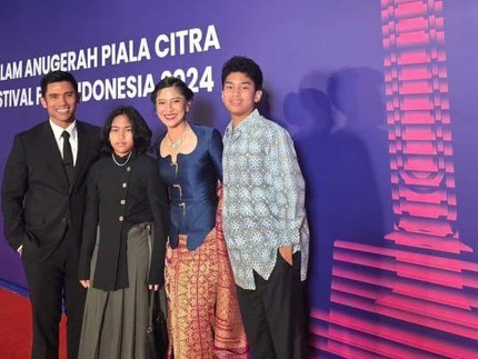 5 Potret Dian Sastro Hadiri Pergelaran Piala Citra Bersama Suami dan Kedua Anak
