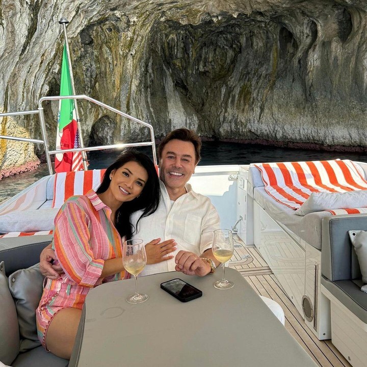 <p>Farah dan suami mengunjungi tempat-tempat romantis seperti potret berikut ini. Tak hanya itu, keduanya juga tak sungkan memamerkan pose mesra. (Foto: Instagram@farahquinnofficial)</p>