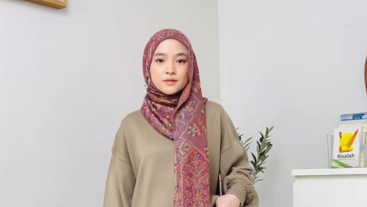 Gaya Nissa Sabyan yang dikabarkan sudah menikah dengan Ayus.