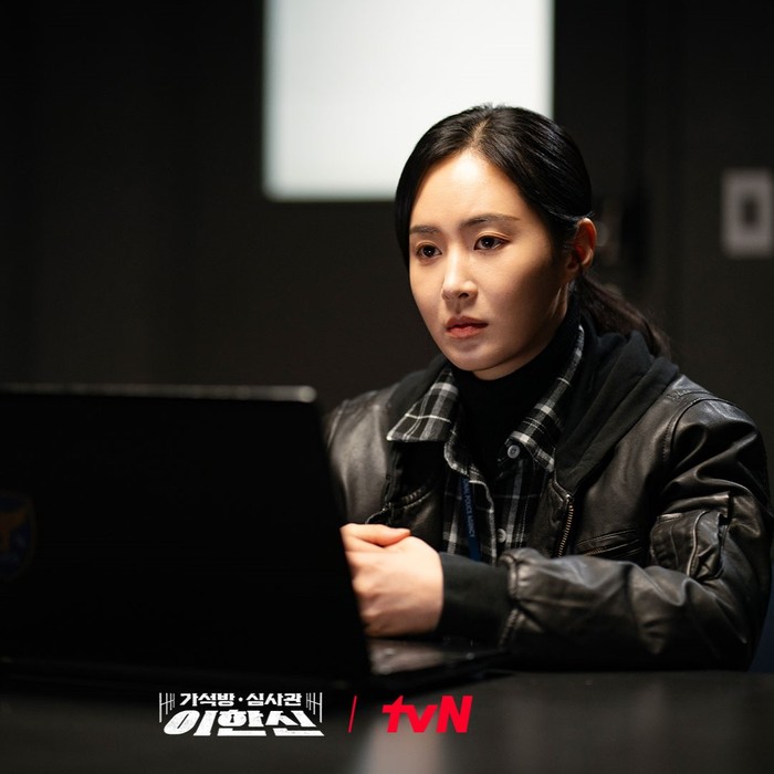 Ia Yun dikenal sebagai detektif yang tak kenal takut menghadapi ancaman apapun. Berbekal observasi dan insting yang tajam, Seo Yun bertekad untuk menangkap komplotan penjahat dan menyelesaikan kasus-kasusnya./ Foto: instagram.com/tvn_drama