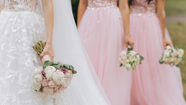 Ilustrasi pengantin dan bridesmaid Row of bridesmaids with bouquets at wedding ceremony. Three bridesmaids holding wedding bouquets. Bride With Bridesmaids Outdoors At Wedding