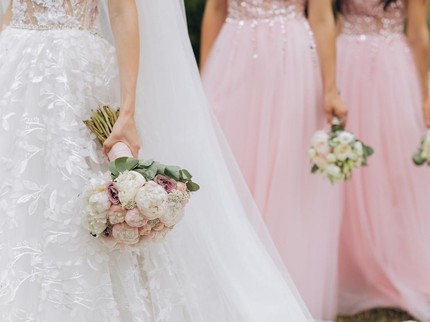 Punya Selera Berbeda, Pengantin Kecewa Ibu Mertua Buat Baju Bridesmaid Tanpa Sepengetahuannya