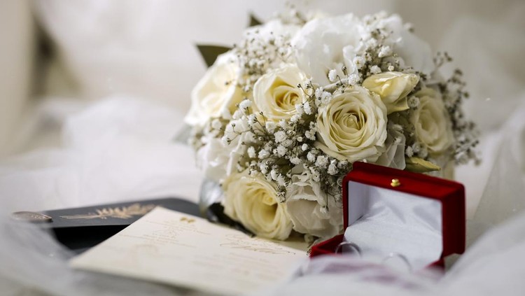 Wedding bouquet, rings and invitation