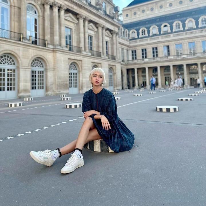 <p>Ketika berlibur ke Paris, Intan Ayu tampil lebih feminin dengan balutan dress warna hitam. Meski begitu, ia tetap mempertahankan gayanya dengan sepatu casual warna putih. (Foto: Instagram: @tanayudjanuismadi)</p>