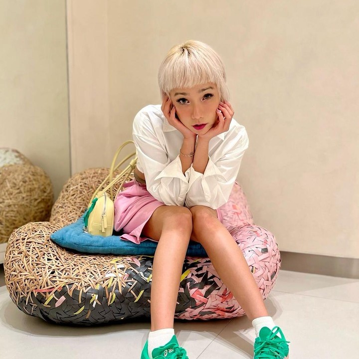 <p>Melihat dari berbagai unggahannya di laman Instagram, Intan Ayu terlihat kece dalam berbagai gaya di banyak kesempatan. Belum lama ini, dirinya pun memadukan kemeja putih, rok berwarna pink, dan sepatu kets hijau. (Foto: Instagram: @tanayudjanuismadi)</p>