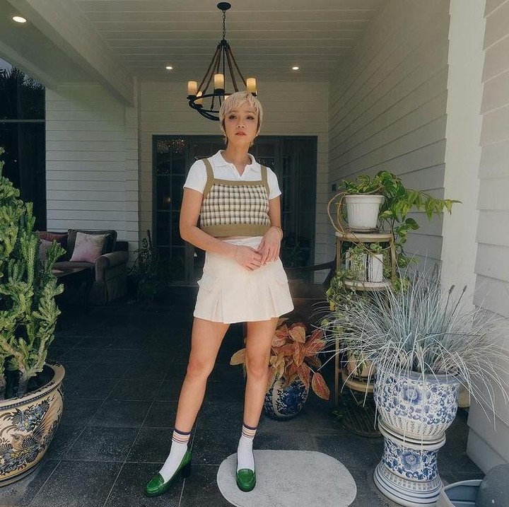 <p>Gaya Intan Ayu yang satu ini bisa Bunda jadikan referensi untuk hangout bareng sahabat di kafe, lho. Ia memadukan <em>mini skirt</em> dengan vest crop dan sepatu hijau. (Foto: Instagram: @tanayudjanuismadi)</p>