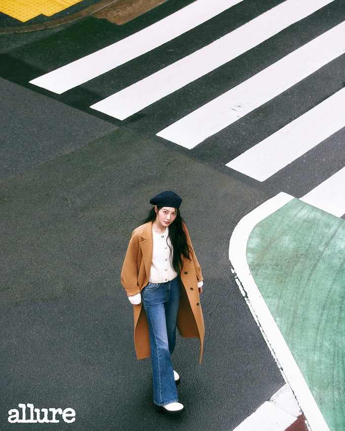 Item yang mencolok dalam outfit Shin Ye Eun kali ini adalah baret kasmir biru yang dipadukan dengan mantel single-breasted, kardigan bermotif foil, celana denim bootcut, dan sepatu bot berwarna krem dari O’2nd. / Foto: Allure Korea