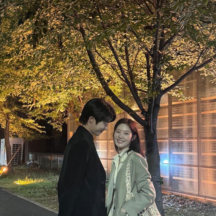 <p>Jung Chaeyeon sebagai Yun Ju Won dan Hwang In Youp sebagai Kim Sa Ha sukses membuat penonton terkesan. Dalam beberapa adegan <em>Family By Choice</em>, ditampilkan romansa yang terjadi di antara kedua sahabat kecil ini. (Foto: Instagram @j_chaeyeoni)</p>