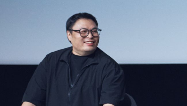 Penulis Kang Full mengakui merasakan banyak tekanan kala menggarap Light Shop, setelah drama yang ia tulis, Moving, sukses besar.
