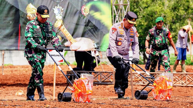 Kapolri Listyo dan Panglima TNI kompak meninjau lahan untuk program ketahanan pangan jejeran Polda Jateng dan Kodam IV/Diponegoro di Semarang, Jawa Tengah.