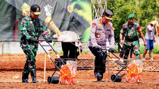 Kapolri-Panglima TNI Tinjau Lahan Program Ketahanan Pangan di Jateng