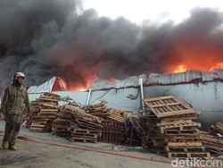 Gudang Pabrik Sepeda di Terboyo Semarang Kebakaran