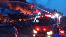 Kebakaran Pabrik Sepeda di Semarang, Api Masih Berkobar
