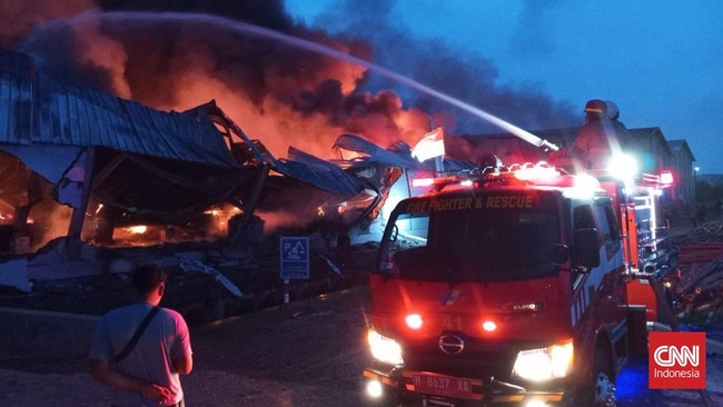 Kebakaran besar melanda pabrik sepeda PT. Roda Pasifik Mandiri di area industri Terboyo Kecamatan Genuk Semarang, Kamis (21//1) sore.