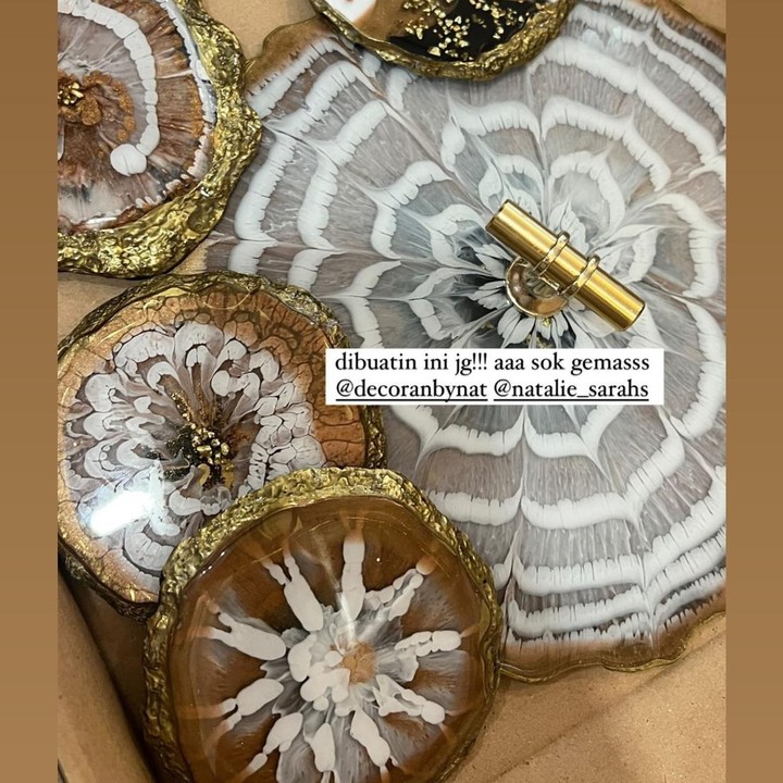 <p>Selain pajangan bertuliskan Ayat Kursi, Natalie Sarah juga memberikan satu set furnitur yang terbuat dari resin. Tissa tampaknya sangat menyukai hadiah ini. "Dibuatin ini jg!!! aaa kok gemas @decoranbynat @natalie_sarahs," tulis Tissa dalam unggahan di Instagram Stories. (Foto: Instagram @natalie_sarahs)</p>