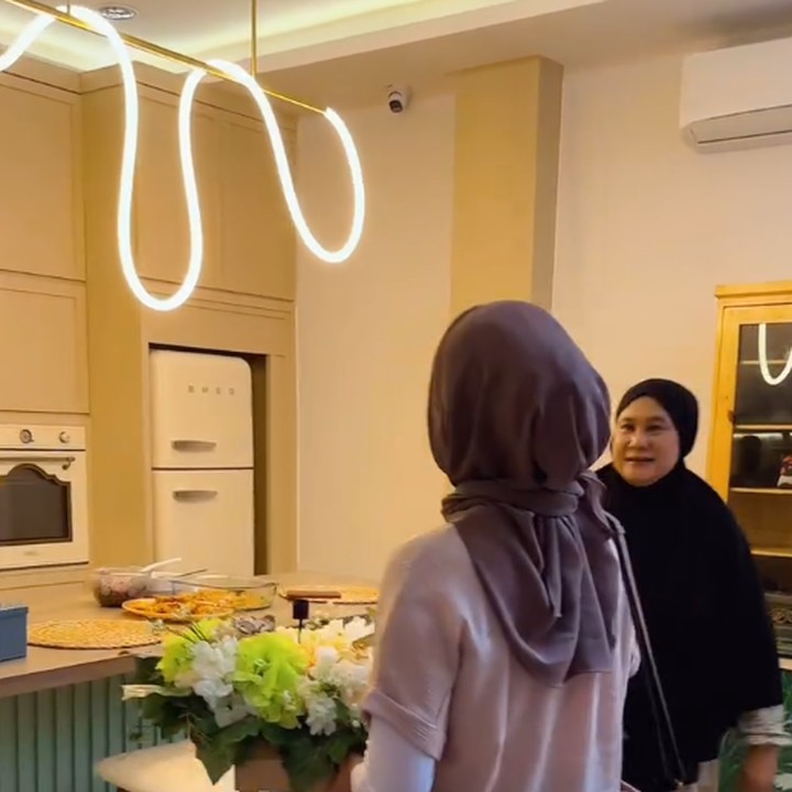 <p>Dalam video yang diunggah Natalie Sarah, sudut lain rumah baru Tissa juga terungkap ke publik. Salah satunya adalah dapur yang terletak di dekat ruang tamu. Dapur ini juga banyak didominasi kayu cokelat dengan perabotan masak berwarna putih. (Foto: Instagram @natalie_sarahs)</p>