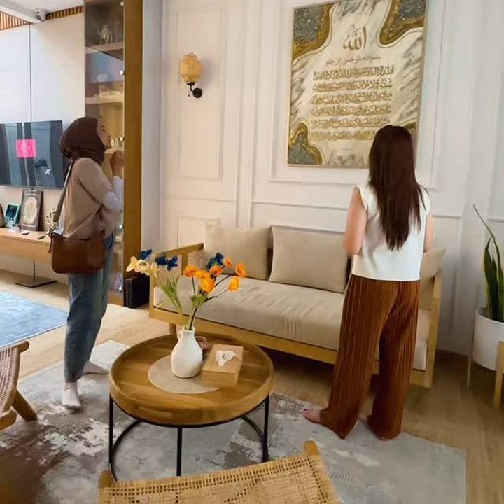 <p>Natalie ternyata ikut andil dalam mendekorasi rumah Tissa, Bunda. Perempuan 40 tahun ini membuat pajangan resin yang berisi Ayat Kursi. Pajangan ini diletakkan di ruang tamu rumah Tissa. (Foto: Instagram @natalie_sarahs)</p>