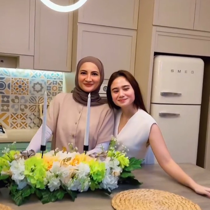 <p>Di satu foto, Tissa dan Natalie Sarah tampak berpose di area daput. Di meja dapur, Natalie Sarah meletakkan bunga yang dibawanya. Bunga ini terlihat cocok ditelakkan di meja untuk hiasan. (Foto: Instagram @natalie_sarahs)</p>