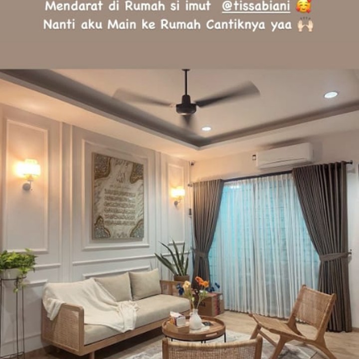 <p>Dalam satu unggahan, Natalie Sarah membagikan sudut ruang tamu di rumah Tissa Biani. Rumah ini banyak diisi oleh furnitur kayu, mulai dari lemari hingga kursi dan meja. (Foto: Instagram @natalie_sarahs)</p>