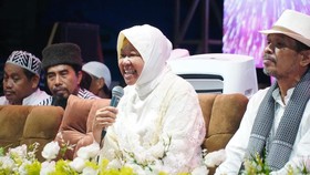 Risma Disambut Hangat Saat Selawat di Rusunawa Kali Kedinding