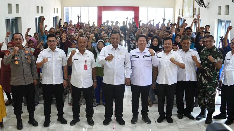 Pemerintah Kabupaten (Pemkab) Kediri membagikan sertifikat hak aset tanah Pendaftaran Tanah Sistematis Lengkap (PTSL)